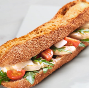 Sandwich pain tomate, fromage, roquette